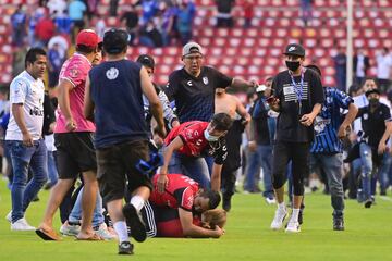 La novena jornada de la Liga MX tuvo que ser suspendida tras la batalla campal entre los hinchas del Atlas y de Querétaro. Según las autoridades hay 22 heridos, dos graves.