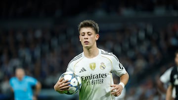 MADRID, 22/10/2025.- El centrocampista turco del Real Madrid Arda Güler con el balón, durante el partido de la tercera jornada de la Liga de Campeones que Real Madrid y Juventus disputan este miércoles en el estadio Santiago Bernabéu. EFE/Juanjo Martín