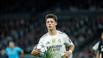 MADRID, 22/10/2025.- El centrocampista turco del Real Madrid Arda Güler con el balón, durante el partido de la tercera jornada de la Liga de Campeones que Real Madrid y Juventus disputan este miércoles en el estadio Santiago Bernabéu. EFE/Juanjo Martín