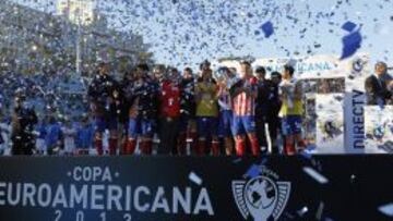 EN EL CENTENARIO. Europa ganó el trofeo y el Atlético recogió la Copa en el estadio Centenario de Montevideo.