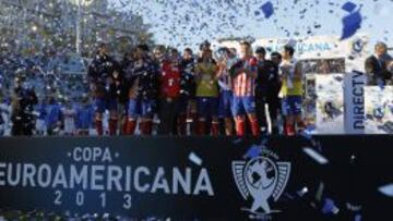 EN EL CENTENARIO. Europa gan&oacute; el trofeo y el Atl&eacute;tico recogi&oacute; la Copa en el estadio Centenario de Montevideo.
