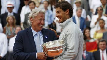 Bjorn Borg le entrega a Rafa Nadal el torneo de campeón de Roland Garros de 2014.