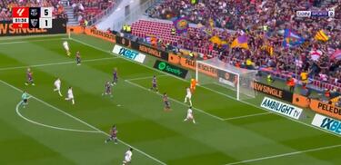 El jugador del Sevilla Djibril Sow marca de cabeza el 5-2. 