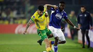 Defensa y Justicia's Uruguayan defender Arien Sant'anna (L) and Millonarios' forward Jader Valencia fight for the ball during the Copa Sudamericana group stage second leg football match between Argentina's Defensa y Justicia and Colombia's Millonarios, at the Norberto Tito Tomaghello stadium in Buenos Aires on June 29, 2023. (Photo by Emiliano Lasalvia / AFP)