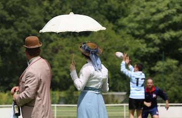 Actores con trajes de época durante el  partido de conmemoración de la unión de rugby entre los equipos Stade Francais y Racing Club de France en el estadio Christophe Dominici en París, mientras recrean la primera final de 1892. - El primer título de Los campeones de la unión francesa de rugby se otorgó en 1892 y fue arbitrado por Baron de Coubertin, el equipo ganador recibe el Bouclier de Brennus, el famoso trofeo otorgado desde ese año.