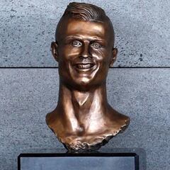 El autor del busto de Cristiano se defiende: "Le gustó lo que vio"