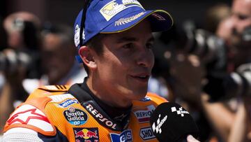 Márquez atendiendo a la prensa en Montmeló.