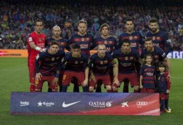 Once del Barcelona. De pie: Claudio Bravo, Mascherano, Rakitic, Sergi Roberto, Sergio Busquets y Piqué. Agachados: Messi, Neymar, Iniesta, Luis Suárez y Jordi Alba.