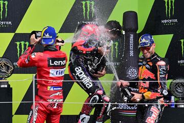 El piloto espa?ol celebra la victoria en Silverstone.