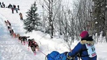 <b>SOBRE EL HIELO. </b>Un participante conduce sobre un lago helado.
