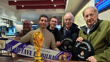 Del Bosque y Toni Grande, con la Peña La Octava de Bilbao.