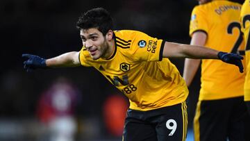 El atacante mexicano parece que encontró su lugar deseado en Wolverhampton, equipo recién ascendido y en el que es pieza importante para estar cerca de puestos europeos.