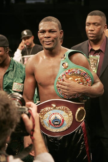 Hopkins había perdido por última vez en mayo de 1993 y el 16 de julio de 2005 tenía una nueva defensa. Había logrado 20 en el peso medio y miraba el récord absoluto de Joe Louis. Se vio frenado por Taylor, quien le venció por decisión dividida para quitarle los cuatro cinturones. En la revancha, cinco meses después, no se puso en juego el cinturón IBF (fue desposeído) y también ganó Taylor, esta vez por decisión unánime.  