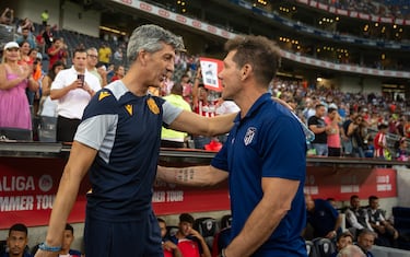 Imanol Alguacil, técnico de La Real Sociedad, saluda a su homólogo del Atlético de Madrid, Diego Simeone, previo al partido amisto entre ambos equipos.