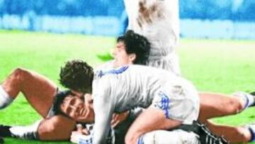 <b>ÉXTASIS. </b>Santillana hizo el cuarto gol en el minuto 90' y el Bernabéu fue una auténtica fiesta.