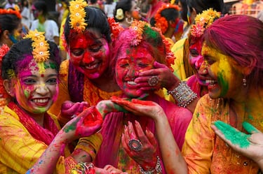 Varias mujeres se pintan para celebrar Dol Purnima y Holi, el festival de los colores, en Golf Green, el 14 de marzo de 2025 en Calcuta, India.