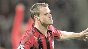 <b>KRZYNOWEK. </B>Es de lo mejor que tiene el equipo en estos momentos de crisis, cuando otros de los grandes futbolistas del Bayer se han borrado.