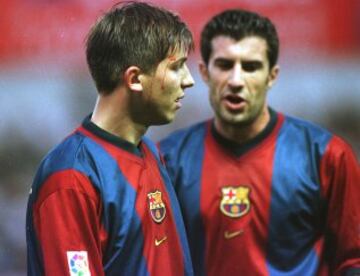 Figo habla con Celades. Ambos jugadores cambiarían la camiseta blaugrana por la blanca. 