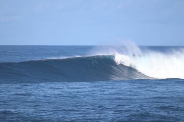 Ahmed Erraji practicando bodysurf en la ola gigante de La Santa (Lanzarote).