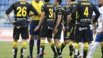 Los jugadores del Real Zaragoza protestan al árbitro en el empate del pasado domingo contra el Tenerife.