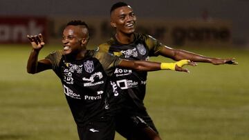 AME3695. LA CHORRERA (PANAMÁ), 07/03/2019.- Romeesh Ivey (i) de Club Atlético Independiente celebra un gol este miércoles, en un partido de la Liga de Campeones de la Concacaf entre Club Atlético Independiente y Sporting Kansas