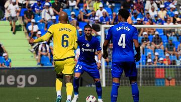 GETAFE (C.A. DE MADRID), 30/09/2023.- El centrocampista francés del Villarreal Etienne Capoue (i) ante los jugadores del Getafe Gastón y Stefan Mitrovic (c) durante el partido de la octava jornada de Liga de Primera División disputado este sábado en el Coliseum Alfonso Pérez de Getafe. EFE/Fernando Alvarado
