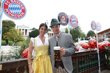 Joshua Kimmich on su esposa, Lina Kimmich, durante la fiesta del Oktoberfest celebrada en Múnich.