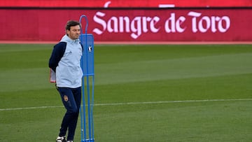 Santi Denia, en un entrenamiento de la Sub-21.