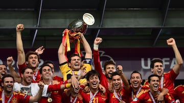 España, con Casillas en primera persona, levanta la Eurocopa de 2012 en Kiev.