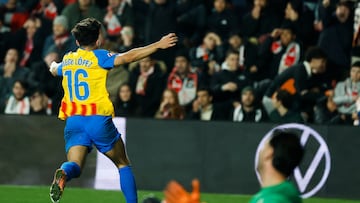 MADRID, 01/12/2025.- El delantero del Valencia, Diego López, celebra el primer gol de su equipo durante el partido de la jornada 14 de LaLiga que Rayo Vallecano y Valencia CF disputan hoy lunes en el estadio de Vallecas. EFE/Juanjo Martín