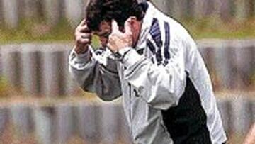 <b>MISTER GESTOS</B>. José Antonio Camacho no dejó de dar instrucciones a sus jugadores durante todo el partidillo ante el Hyundai, tanto en el primer tiempo como en el segundo.