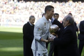 Paco Gento entrega el Balón de Oro a Cristiano.