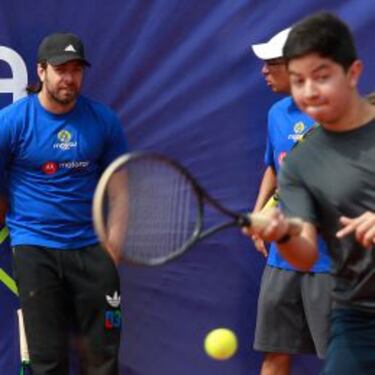 Massú inauguró su academia de tenis acompañado por Zamorano
