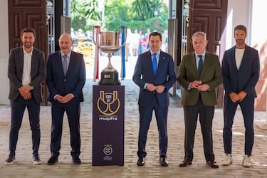 El presidente de la Junta de Andalucía, Juanma Moreno (3); el presidente de la Real Federación Española de Fútbol (RFEF), Rafael Louzán (2i); el alcalde de Sevilla, José Luis Sanz (2d); el excapitán del Atlético de Madrid, Gabi (1i) y el excentrocampista de la Real Sociedad, Xabi Prieto (1d), junto a la Copa del Rey en el Palacio de San Telmo. 