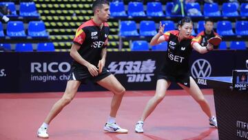 &Aacute;lvaro Robles y Mar&iacute;a Xiao, durante un partido de dobles mixto de tenis de mesa.