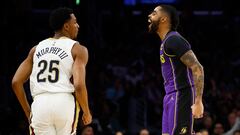 D'Angelo Russell celebra delante de Trey Murphy III uno de los triples que anotó en el triunfo de los Lakers contra los Pelicans.