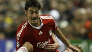 <b>RECAMBIO.</b> El seleccionador nacional, Vicente del Bosque, ha decidido convocar al jugador del Liverpool Albert Riera para suplir a Diego Capel, que se lesionó durante el entrenamiento matinal.