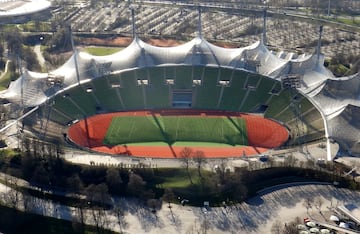 El Estadio Olímpico de Munich recibió el último partido del fútbol olímpico de Munich 1972 y fue la sede de la final de la Copa del Mundo de Alemania 1974.