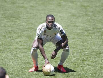 Ferland Mendy ha sido presentado como nuevo jugador del Real Madrid en el Santiago Bernabéu junto al presidente del club Florentino y su familia.

