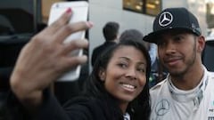 Lewis Hamilton se fotograf&iacute;a con una seguidora en Montmel&oacute;.