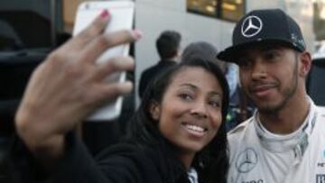 Lewis Hamilton se fotografía con una seguidora en Montmeló.