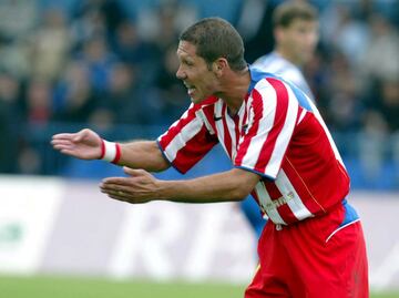 En su caso, pese a no ser de la cantera la sangre rojiblanca corre por sus venas. Simeone jugó en el Atlético en el siglo XX y en el XXI, con mucho mejor recuerdo de su primera etapa, pero llegando a compartir terreno de juego con Torres o Antonio López en la segunda, a los que luego dirigiría. El Cholo llegó por primera vez al Atlético en 1994 procedente del Sevilla y aconsejado por Luis Aragonés. Y vivió tres temporadas fantásticas, mención aparte a la 1995-96 con el Doblete conseguido por el Atlético y con Simeone abriendo el camino en la última jornada de Liga ante el Albacete marcando su duodécimo tanto del curso. Una capacidad como llegador que le sirvió para anotar 28 goles en solo tres campañas. Pero Simeone también tuvo una segunda etapa. En el año 2003 se volvió a enfundar la camiseta del Atlético y jugó una temporada y media más para despedirse del fútbol español como un centrocampista de época. 