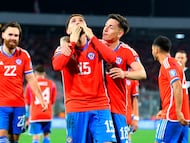 Futbol, Chile vs Peru
Tercera fecha, eliminatorias al mundial 2026.
El jugador de la seleccion chilena Diego Valdes, centro, celebra su gol contra Peru durante el partido de clasificacion al mundial 2026 disputado en el estadio Monumental de Santiago, Chile.
12/10/2023
Jose Alvujar/Photosport
Football, Chile vs Peru
3nd turn, 2026 World cup qualifiers.
Chile’s player Diego Valdes, center, celebrates after scoring against Peru during the 2026 World Cup qualifier match held at the Monumental stadium in Santiago, Chile.
12/10/2023
Jose Alvujar/Photosport