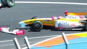 <b>EL SUSTO DE LA JORNADA. </b>Nick Heidfeld y Fernando Alonso se tocaron sobre la pista valenciana y el alemán estuvo cerca de sufrir un fuerte accidente.