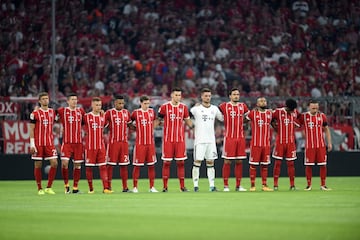 Minuto de silencio en la Bundesliga antes del partido entre el Bayern Múnich y el Bayer 04 Leverkusen en Múnich.