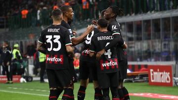 MILAN, ITALY - NOVEMBER 13: Rafael Leao of AC Milan celebrates after scoring the opening goal with his team-mates during the Serie A match between AC Milan and ACF Fiorentina at Stadio Giuseppe Meazza on November 13, 2022 in Milan, Italy. (Photo by Marco Luzzani/Getty Images)