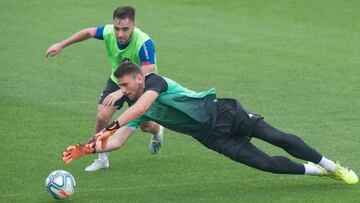Unai Simón con Unai López en Lezama.