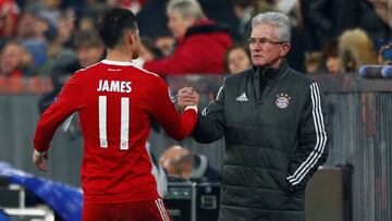 Jupp Heynckes saluda a James Rodr&iacute;guez en un juego del Bayern M&uacute;nich por Champions League