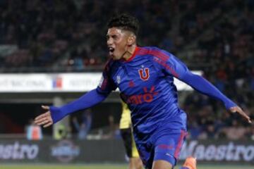 El jugador de Universidad de Chile, Mario Briceño, celebra su gol contra San Luis durante el partido amistoso en el estadio Nacional de Santiago, Chile.