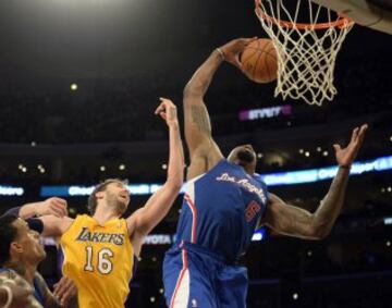 DeAndre Jordan (6) jugador de Los Angeles Clipperspulls coge un rebote ante el español de Los Angeles Lakers Pau Gasol (16).